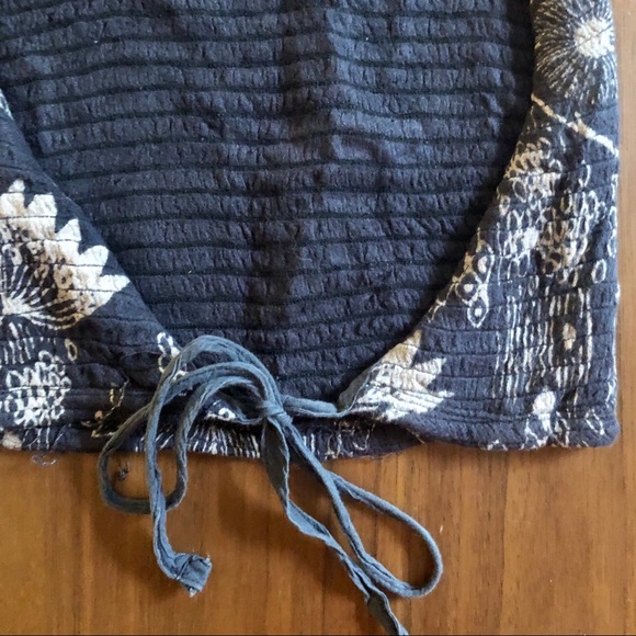 Halter crop top - dark floral print - Picture 4 of 6